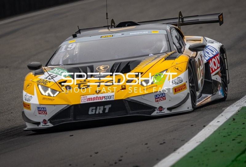 DTM Rennfahrzeug auf der Strecke