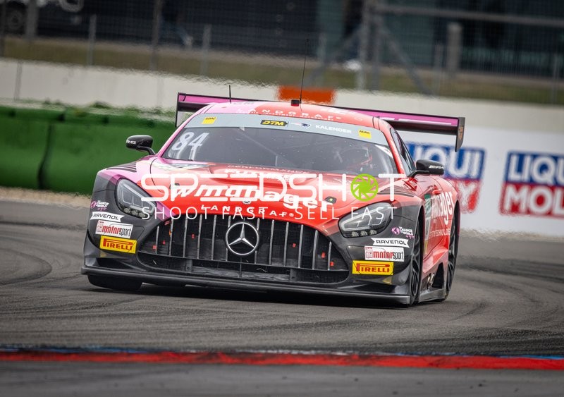 Rennfahrzeug auf der Rennstrecke