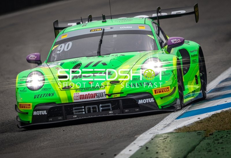 Rennfahrzeug auf der Rennstrecke