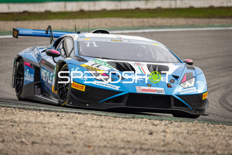 Rennfahrzeug auf der Rennstrecke