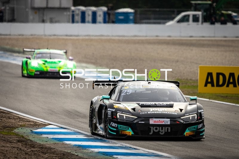 Rennfahrzeug auf der Rennstrecke