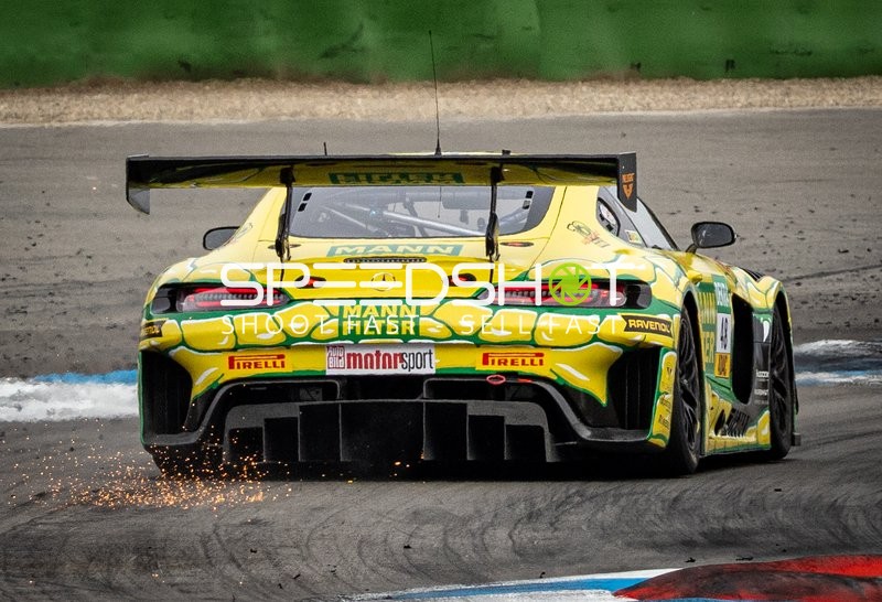 Rennfahrzeug in der Boxengasse