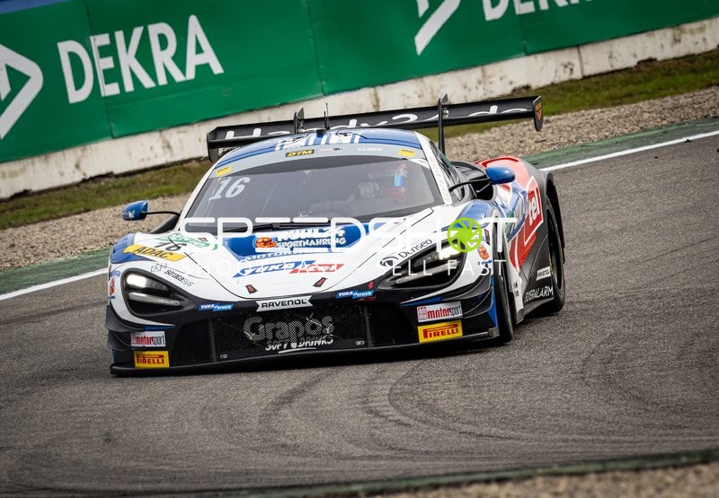 Rennfahrzeug auf der Rennstrecke