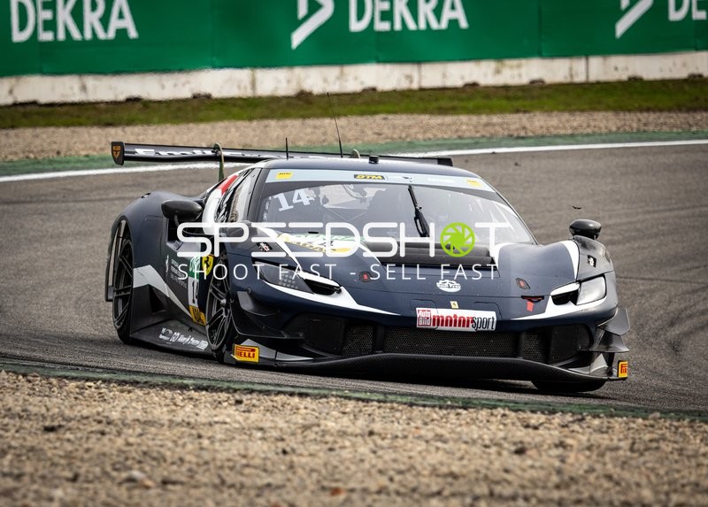 Rennfahrzeug auf der Rennstrecke