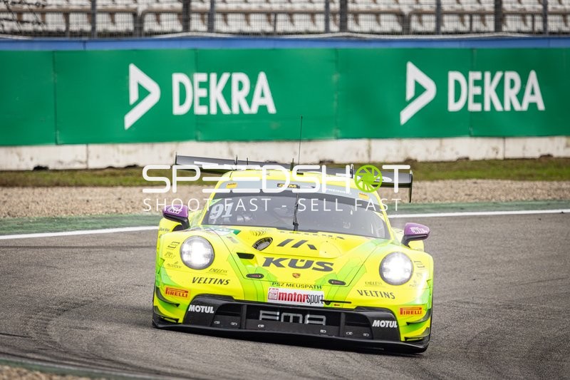Rennfahrzeug in der Boxengasse