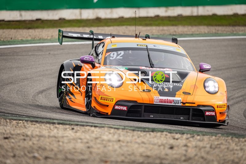 Rennfahrzeug auf der Rennstrecke