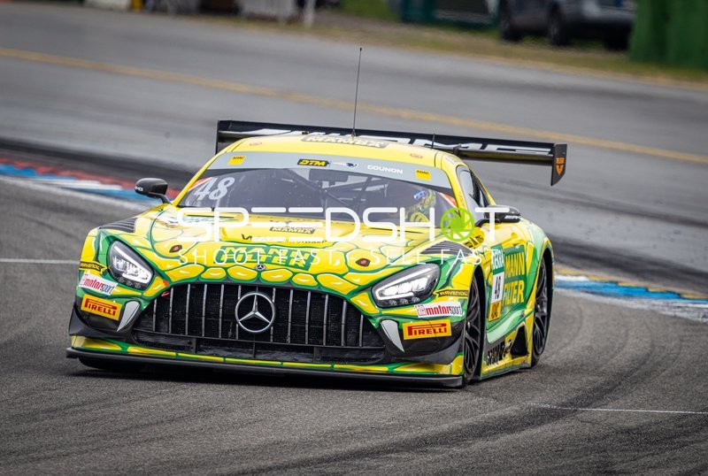 Rennfahrzeug in der Boxengasse