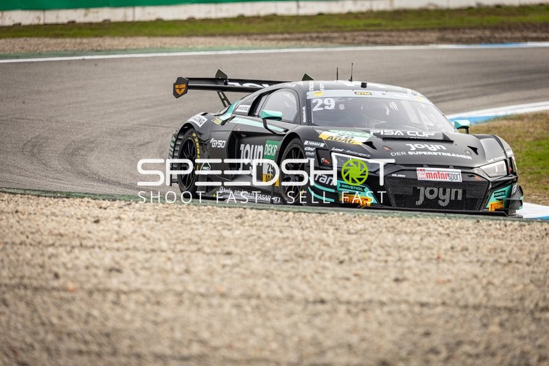 Rennfahrzeug auf der Rennstrecke