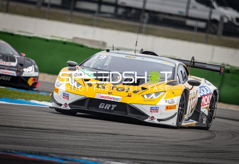 Rennfahrzeug auf der Rennstrecke