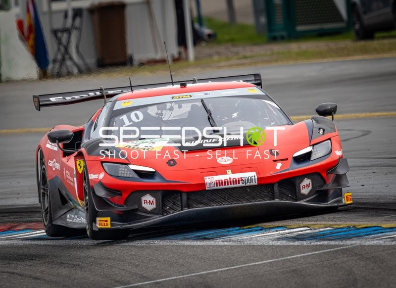 Rennfahrzeug auf der Rennstrecke