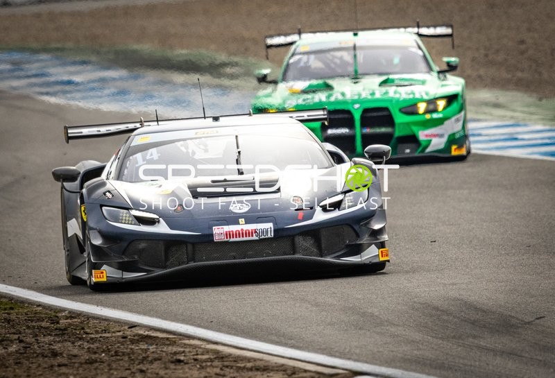 Rennfahrzeug auf der Rennstrecke