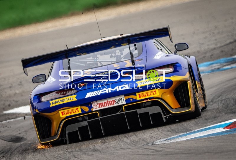 Rennfahrzeug auf der Rennstrecke