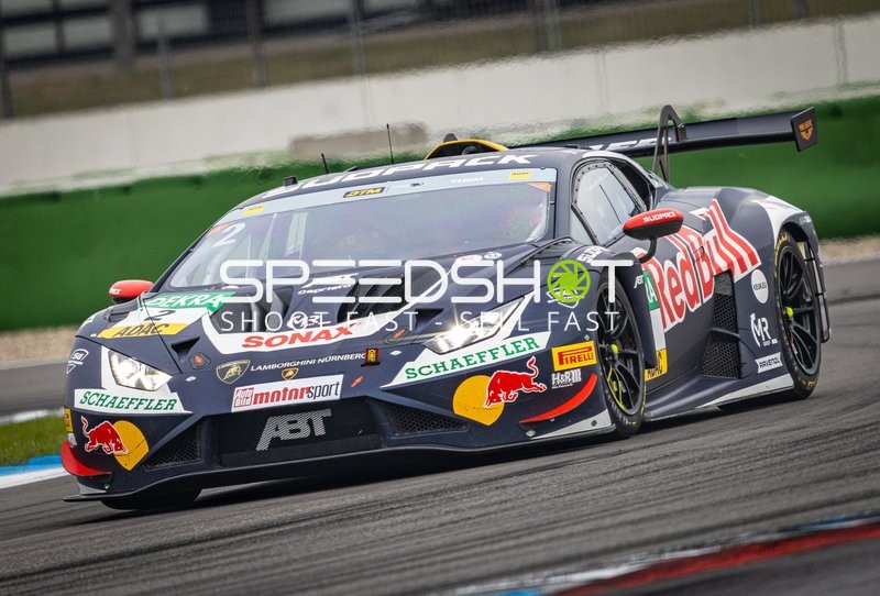 Rennfahrzeug von DTM 2025 auf der Rennstrecke