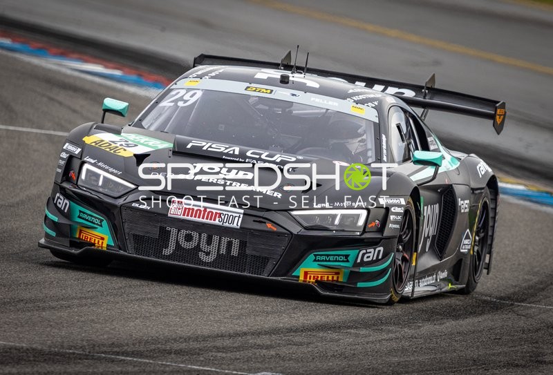 Rennfahrzeug auf der Rennstrecke