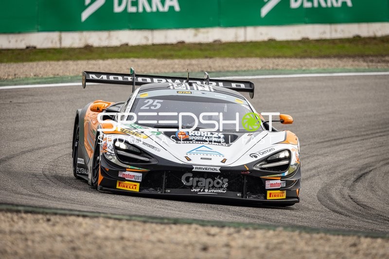 Rennfahrzeug auf der Rennstrecke