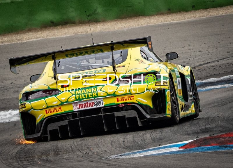 Fahrzeug von DTM 2025 auf der Rennstrecke