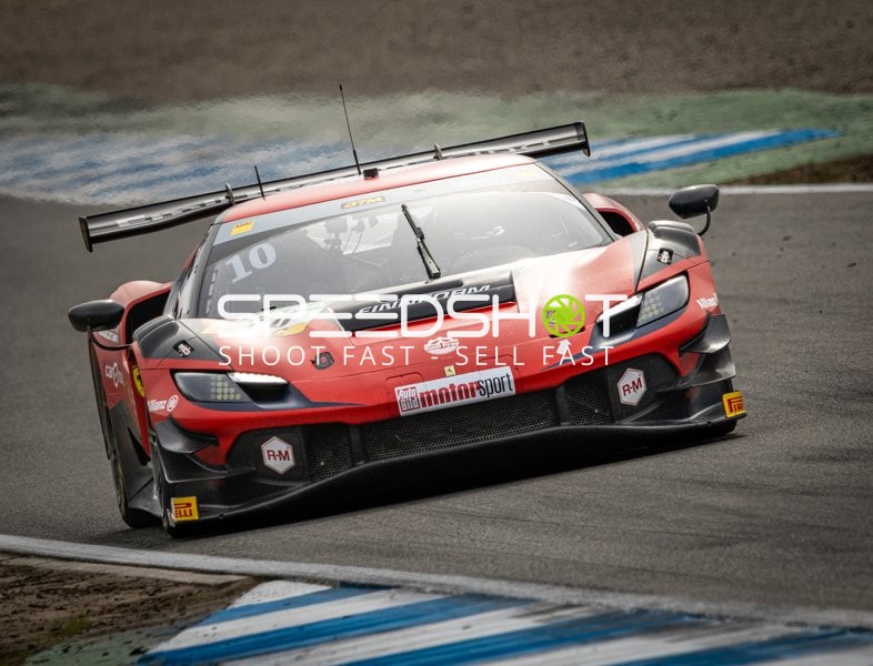 Rennfahrzeug auf der Rennstrecke