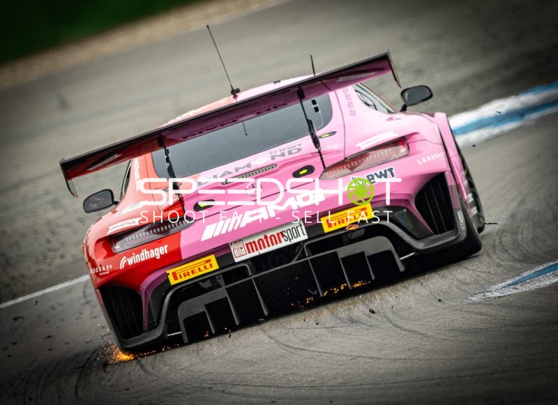 Rennfahrzeug auf der Rennstrecke