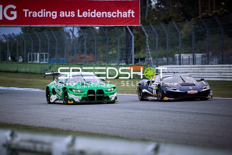 Zwei Fahrzeuge auf der Rennstrecke