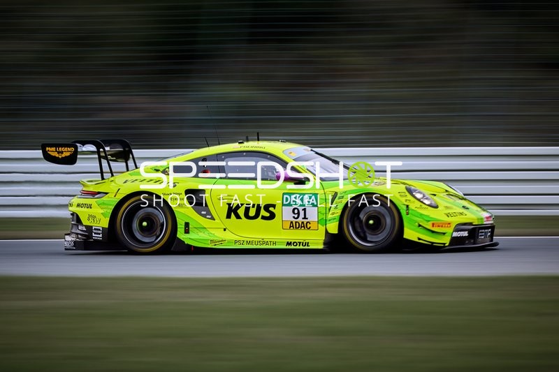 Rennfahrzeug auf der Rennstrecke