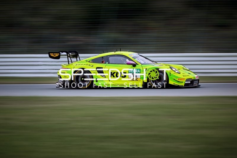 Rennfahrzeug auf der Rennstrecke