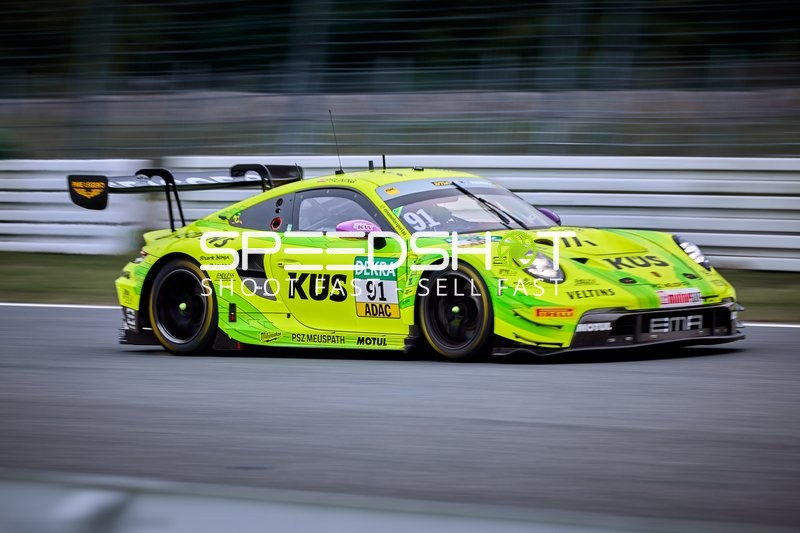 Rennfahrzeug in schneller Kurvenfahrt