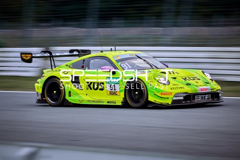 Rennfahrzeug auf der Rennstrecke