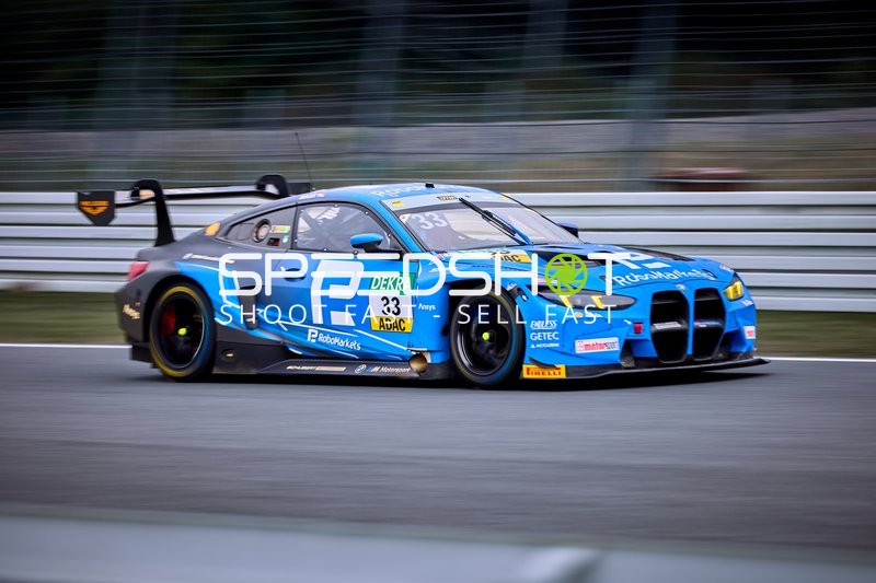 Rennfahrzeug auf der Rennstrecke