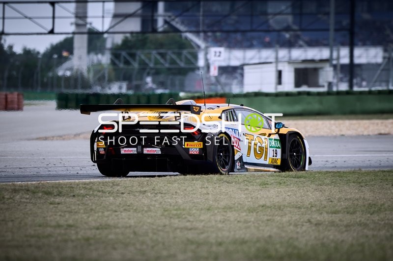 Rennfahrzeug auf der Rennstrecke