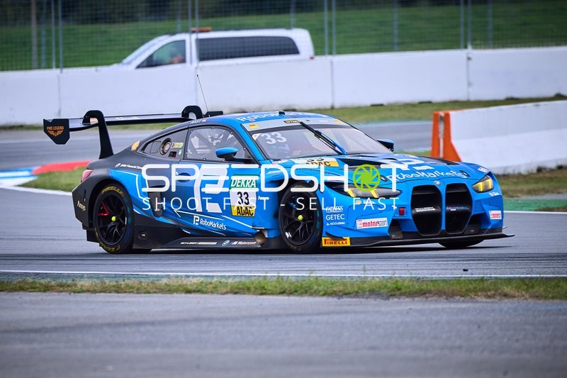 Rennfahrzeug auf der Rennstrecke