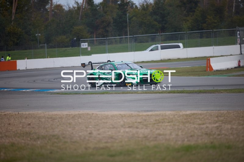 Rennfahrzeug auf der Rennstrecke