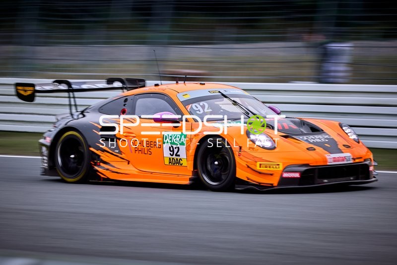 Rennfahrzeug auf der Rennstrecke