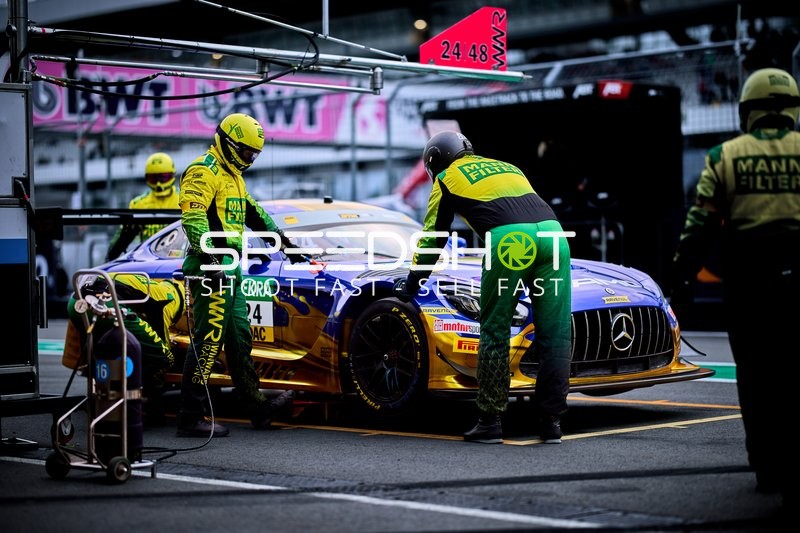 Rennfahrzeug in der Boxengasse