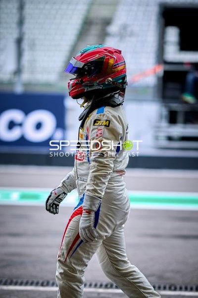 Rennfahrer im Fahrerlager