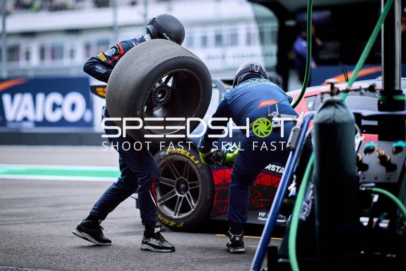 Mechaniker bei Reifenwechsel in der Boxengasse