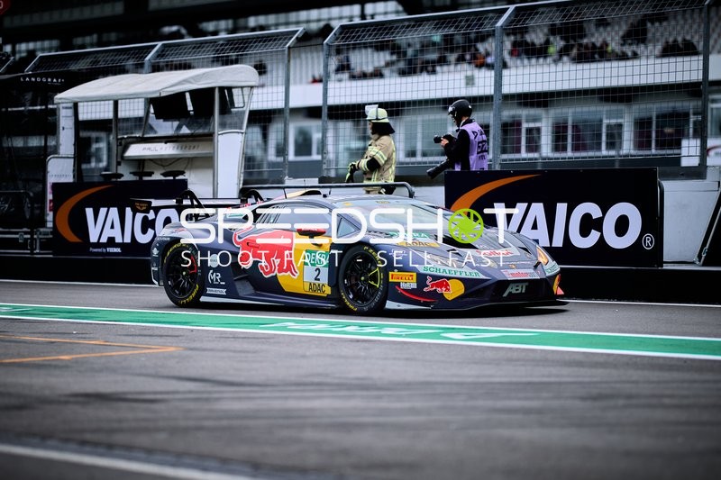 Rennfahrzeug in der Boxengasse