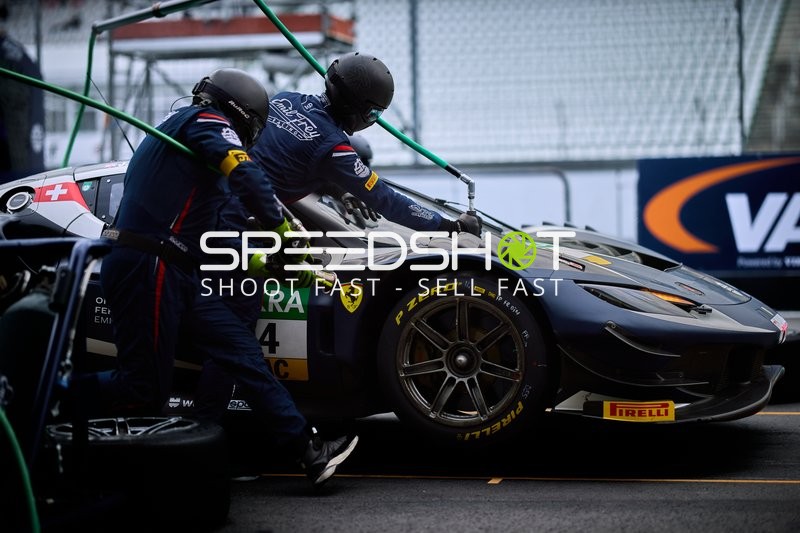 Rennfahrzeug in der Boxengasse