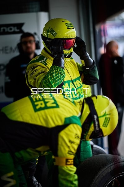 Mechaniker bei Reifenwechsel