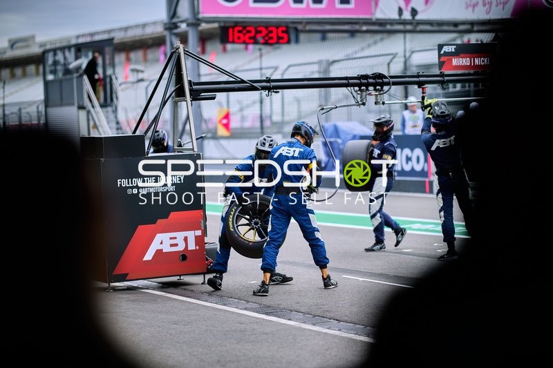 Mechaniker bei Reifenwechsel