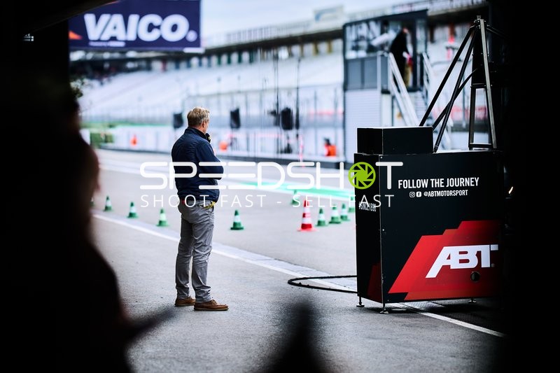 Person in der Boxengasse