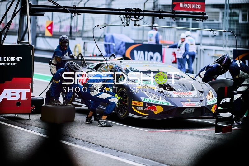 Rennfahrzeug in der Boxengasse