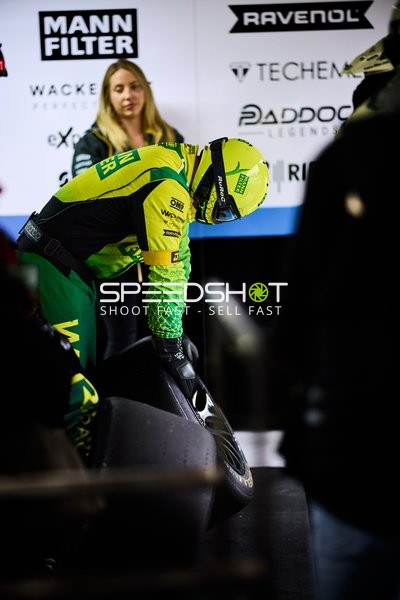 Mechaniker bei der Arbeit in der Boxengasse