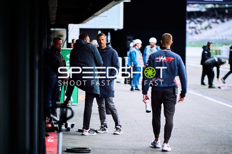 Teammitglieder in der Boxengasse