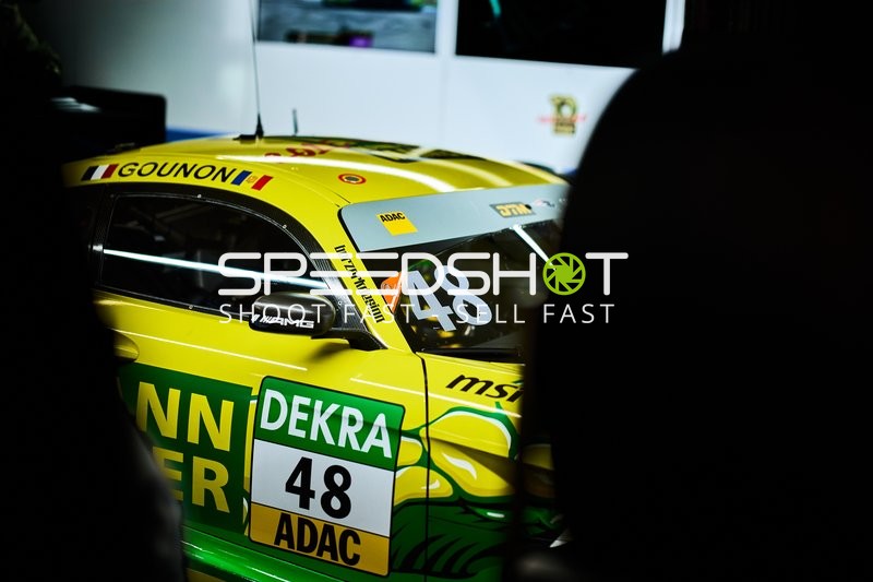 Rennfahrzeug in der Boxengasse