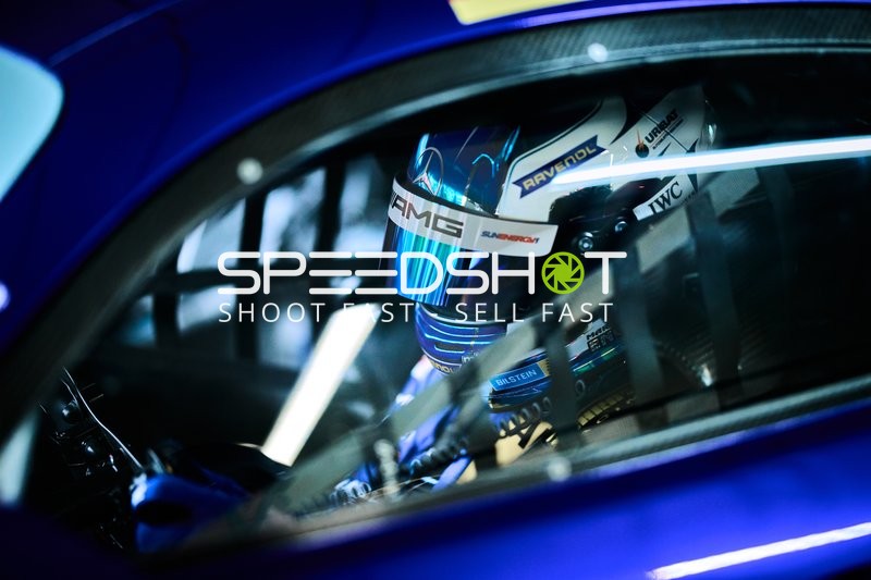 Rennfahrer im Cockpit