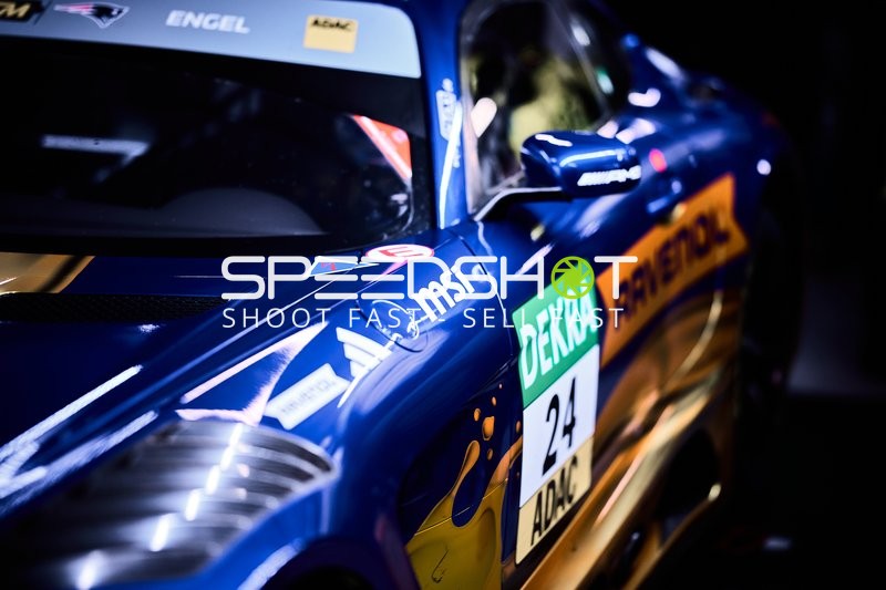 Rennfahrzeug in der Boxengasse