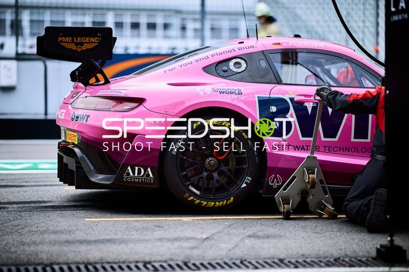 Rennfahrzeug in der Boxengasse