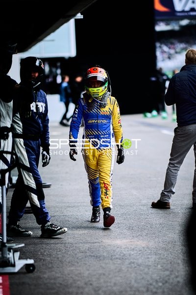 Rennfahrer im Fahrerlager