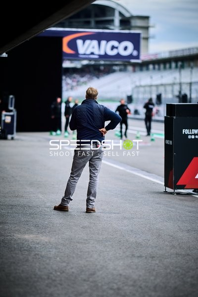 Person in der Boxengasse