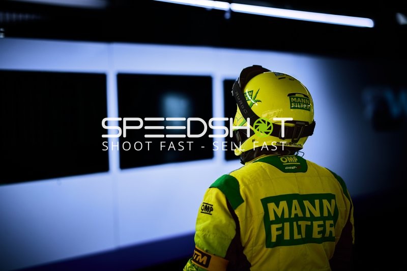 Mechaniker mit Helm im Fokus